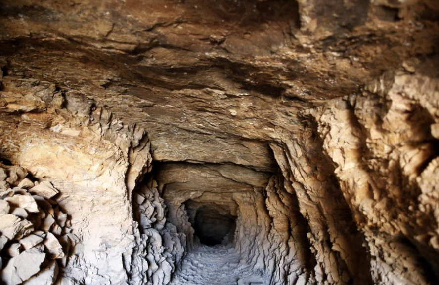 Stop fighting over gold mining sites, state warns